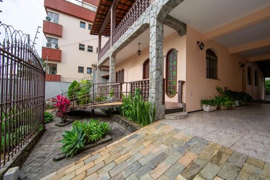 FACHADA de casa à venda com 4 quartos, 360m² em Minas Brasil, Belo Horizonte