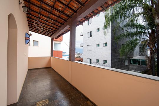 VARANDA de casa à venda com 4 quartos, 360m² em Minas Brasil, Belo Horizonte