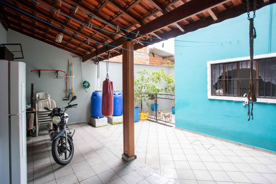 Quintal de casa à venda com 3 quartos, 178m² em Jardim Miriam, São Paulo