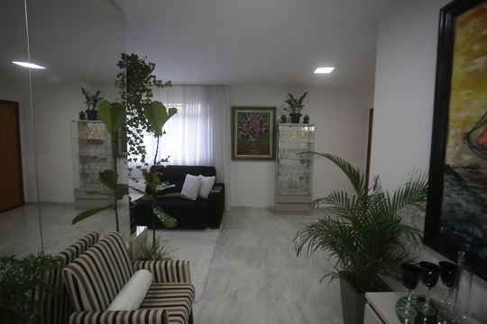 Sala de kitnet/studio à venda com 1 quarto, 320m² em Barreiro, Belo Horizonte