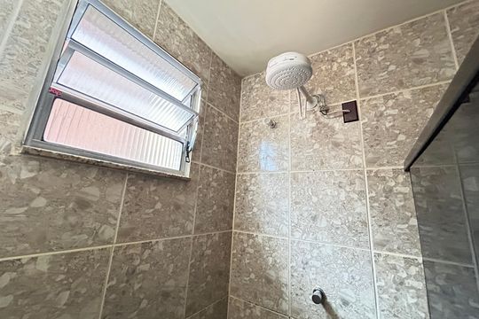 Chuveiro de casa para alugar com 2 quartos, 208m² em Abolição, Rio de Janeiro