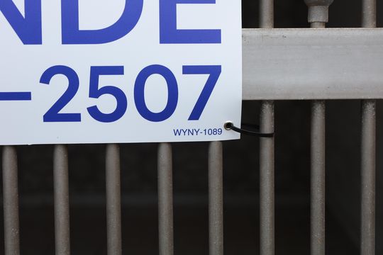 Placa instalada no portão do imóvel - Código da placa: WYNY-1089 de casa à venda com 3 quartos, 536m² em Jardim Alto Pedroso, São Paulo