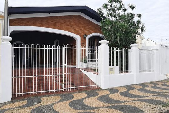 Fachada de casa à venda com 3 quartos, 155m² em Vila Maria, Campinas