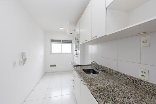 Cozinha de apartamento para alugar com 2 quartos, 61m² em Jardim Tupanci, Barueri