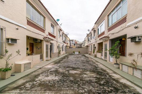 Área comum de acesso da vila de apartamento à venda com 2 quartos, 53m² em Olaria, Rio de Janeiro