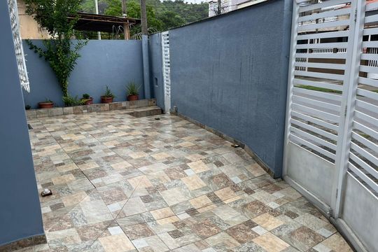 Quintal frente de casa à venda com 4 quartos, 293m² em Vila Kosmos, Rio de Janeiro