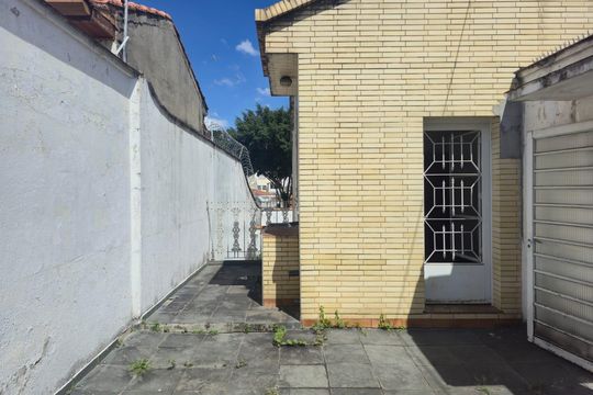 Quintal Frente  de casa à venda com 4 quartos, 218m² em Vila Rosalia, Guarulhos