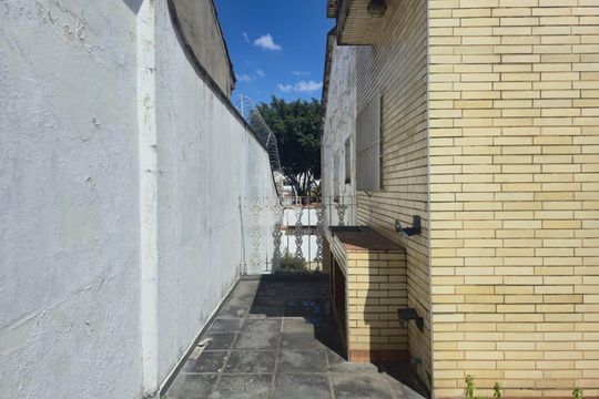 Quintal Frente  de casa à venda com 4 quartos, 218m² em Vila Rosalia, Guarulhos