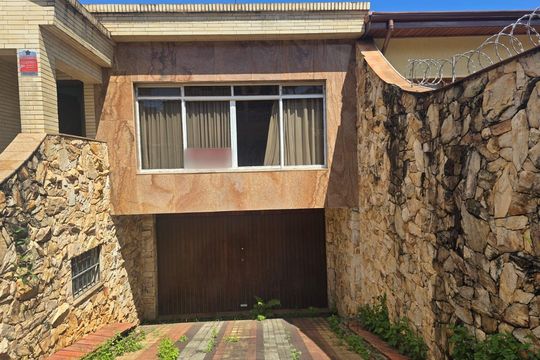 Frente entrada social e garagem  de casa à venda com 4 quartos, 218m² em Vila Rosalia, Guarulhos