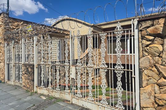 Fachada de casa à venda com 4 quartos, 218m² em Vila Rosalia, Guarulhos