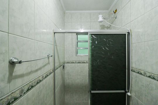Banheiro da Suíte de casa à venda com 2 quartos, 160m² em Parque Peruche, São Paulo