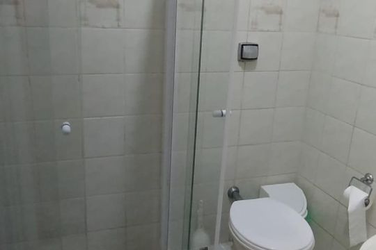 Banheiro de kitnet/studio para alugar com 1 quarto, 40m² em Parque Alexandre, Cotia