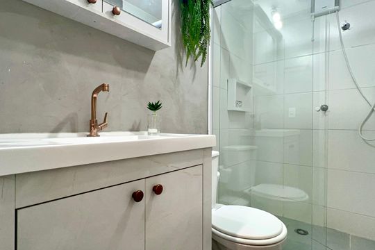 Banheiro de kitnet/studio para alugar com 1 quarto, 25m² em Pinheiros, São Paulo