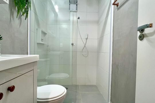 Banheiro de kitnet/studio para alugar com 1 quarto, 25m² em Pinheiros, São Paulo