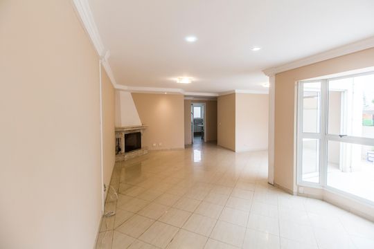 Sala  de casa de condomínio à venda com 3 quartos, 180m² em Tamboré, Santana de Parnaíba