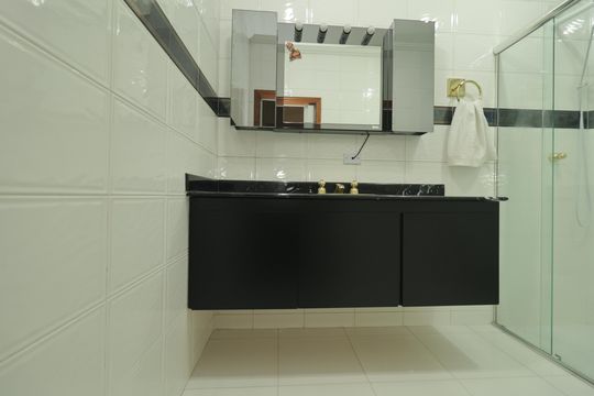 Banheiro de apartamento à venda com 1 quarto, 72m² em Liberdade, São Paulo