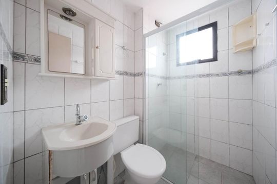 Banheiro de apartamento à venda com 2 quartos, 45m² em Vila Araguaia, São Paulo