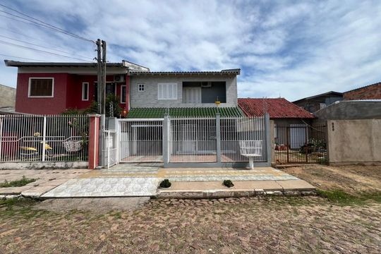 Fachada  de casa à venda com 2 quartos, 142m² em Mato Grande, Canoas