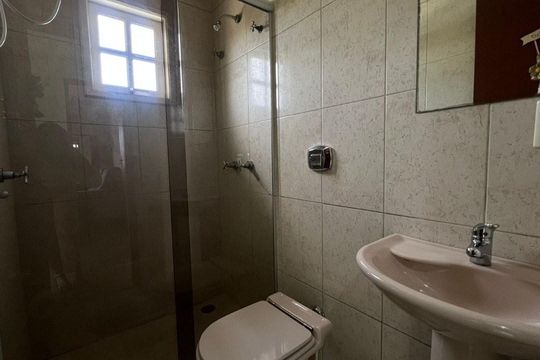 Banheiro 2 de casa à venda com 2 quartos, 142m² em Mato Grande, Canoas