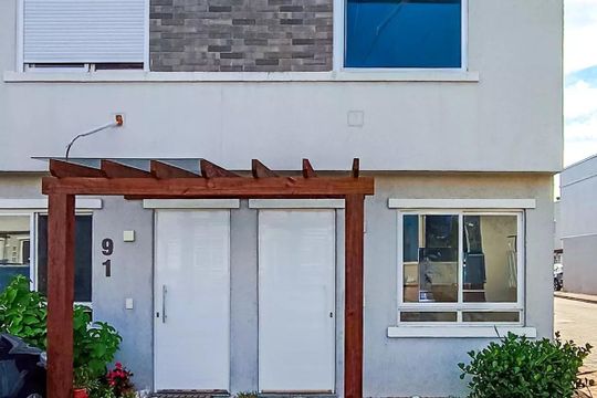 Área Externa  de casa de condomínio para alugar com 2 quartos, 80m² em Vila Nova, Porto Alegre