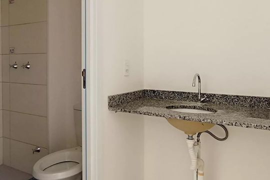 Banheiro de casa de condomínio para alugar com 2 quartos, 80m² em Vila Nova, Porto Alegre