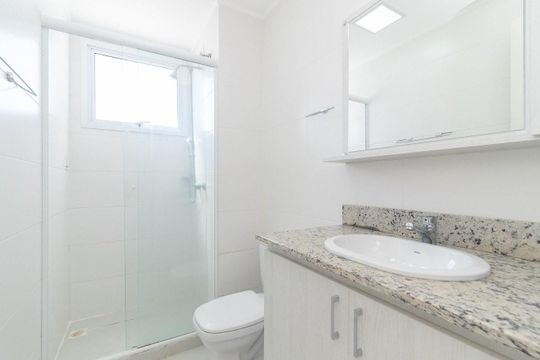 Banheiro de apartamento para alugar com 1 quarto, 52m² em Azenha, Porto Alegre