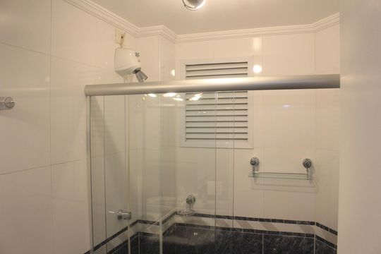 Banheiro de apartamento à venda com 2 quartos, 66m² em Santo Antônio, São Caetano do Sul