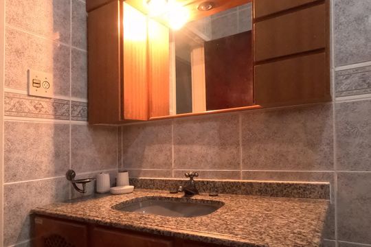 Banheiro de apartamento para alugar com 1 quarto, 64m² em Gonzaga, Santos