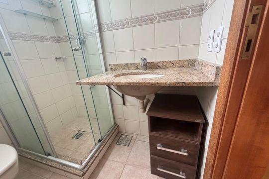 Banheiro de apartamento à venda com 2 quartos, 50m² em Boa Vista, Porto Alegre