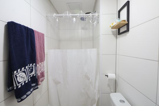 Banheiro  de apartamento à venda com 2 quartos, 53m² em Fátima, Canoas