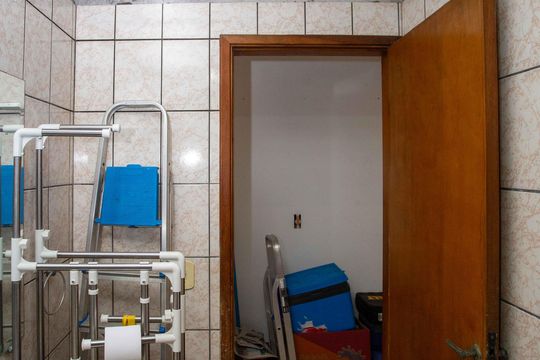 Banheiro Social Casa 1 de casa para alugar com 2 quartos, 290m² em Taboão, Diadema