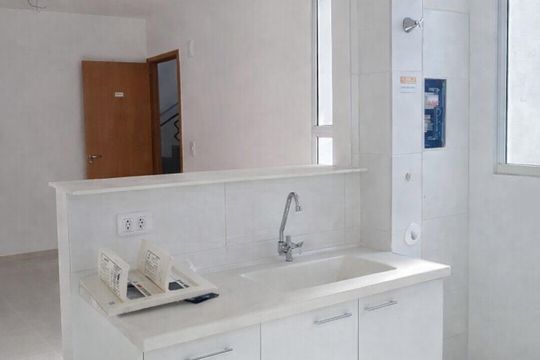 Cozinha de apartamento para alugar com 2 quartos, 55m² em Barra, Salvador