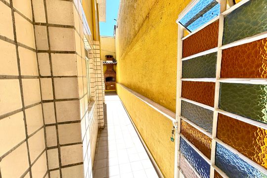Corredor de casa à venda com 3 quartos, 180m² em Jardim Nova Ipanema, Guarulhos