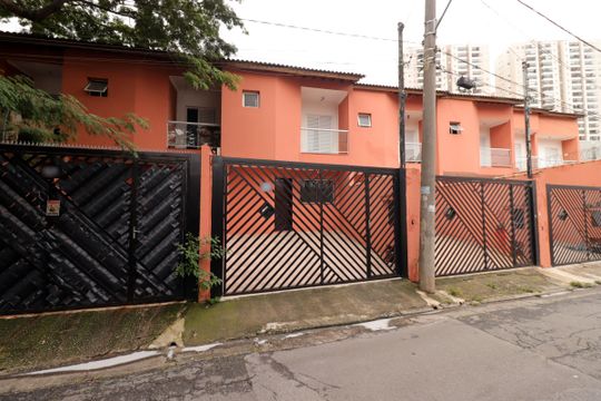 Fachada de casa para alugar com 2 quartos, 80m² em Vila Curuçá, Santo André