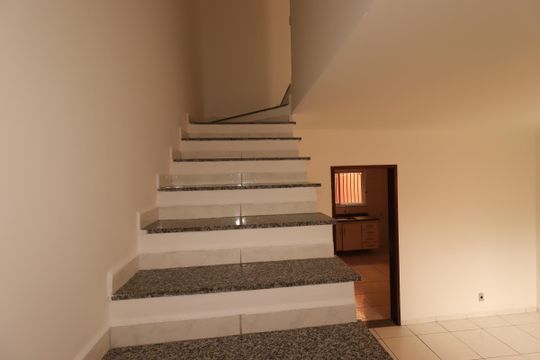 Escada de casa para alugar com 2 quartos, 80m² em Vila Curuçá, Santo André