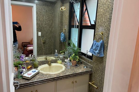 Banheiro de apartamento à venda com 4 quartos, 230m² em Pacaembu, São Paulo