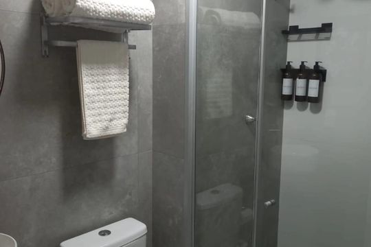Banheiro de apartamento à venda com 1 quarto, 29m² em Parque Vitoria, São Paulo