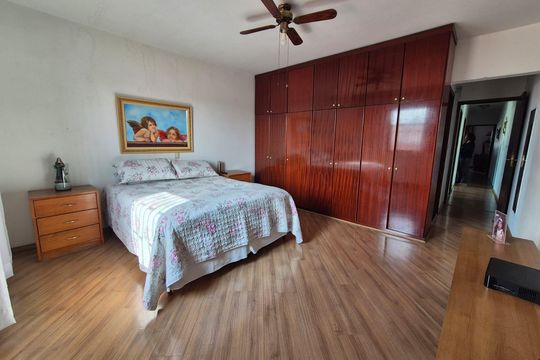 Quarto de casa à venda com 4 quartos, 180m² em Vila Romero, São Paulo