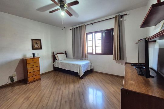 Quarto de casa à venda com 4 quartos, 180m² em Vila Romero, São Paulo