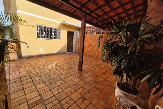 Área externa de casa à venda com 4 quartos, 180m² em Vila Romero, São Paulo