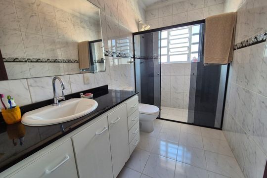 Banheiro de casa à venda com 4 quartos, 180m² em Vila Romero, São Paulo
