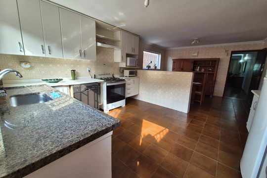 Cozinha de casa à venda com 4 quartos, 180m² em Vila Romero, São Paulo