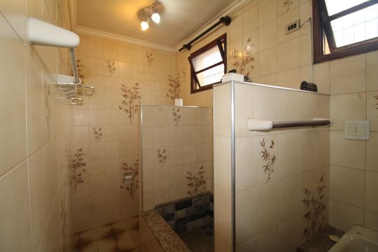 Banheiro 2 de casa à venda com 3 quartos, 181m² em Vila Romero, São Paulo