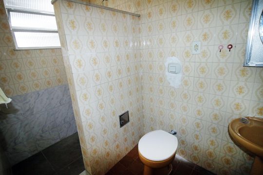 Banheiro de casa para alugar com 2 quartos, 65m² em Vaz Lobo, Rio de Janeiro