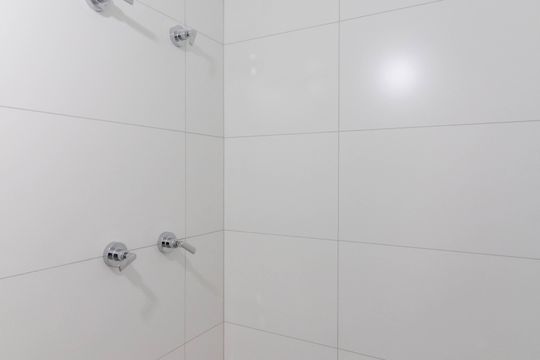 Banheiro de kitnet/studio para alugar com 0 quarto, 30m² em Centro, Guarulhos