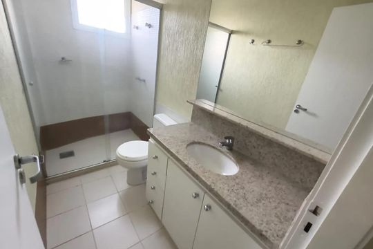 Banheiro de apartamento para alugar com 1 quarto, 55m² em Centro, Uberlândia
