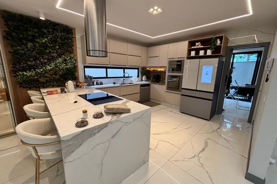 Cozinha de casa de condomínio à venda com 4 quartos, 433m² em Vargem Grande, Rio de Janeiro