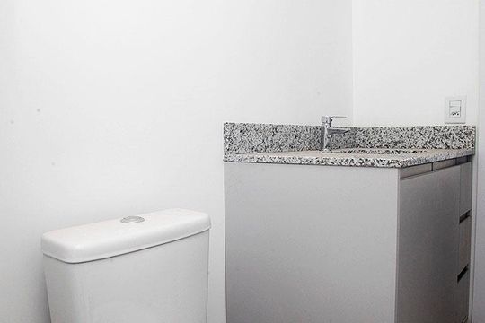 Banheiro de apartamento para alugar com 1 quarto, 30m² em Moinhos de Vento, Porto Alegre