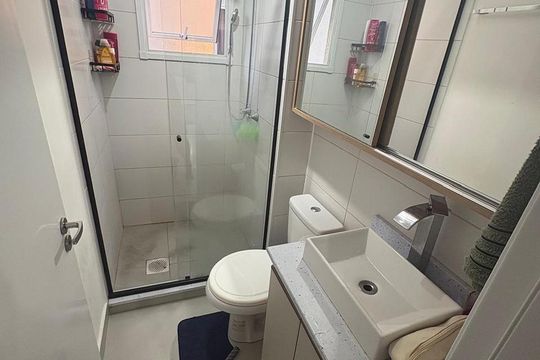 Banheiro de apartamento à venda com 2 quartos, 45m² em Estância Velha, Canoas