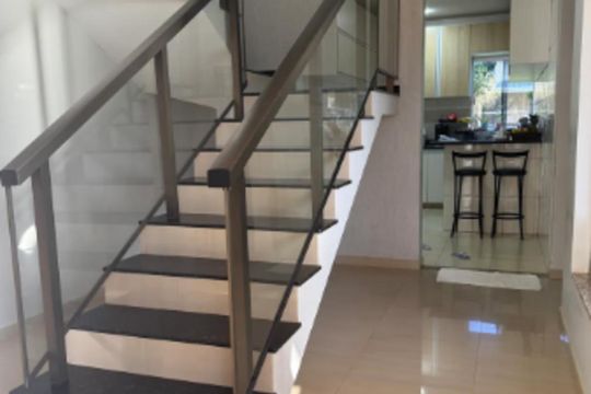 Escada de casa de condomínio para alugar com 3 quartos, 400m² em Q 13, Brasília